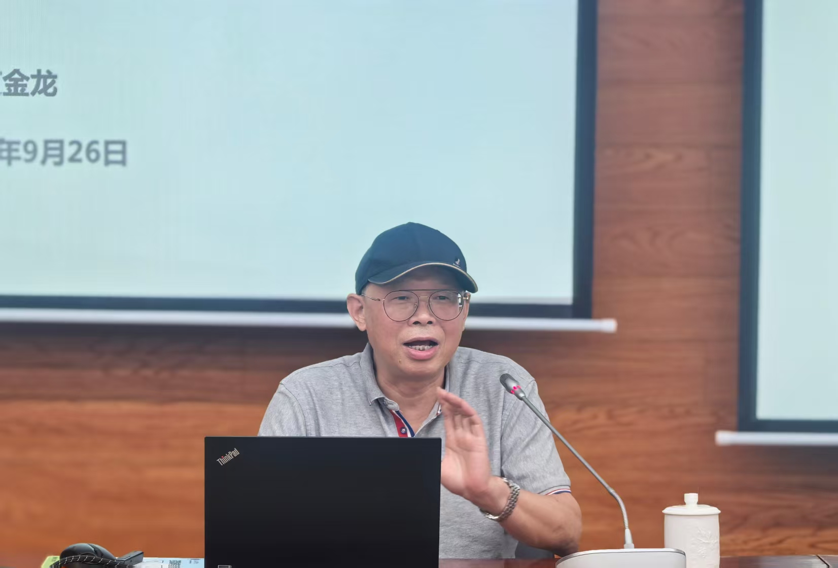 图为束金龙教授作专题讲座